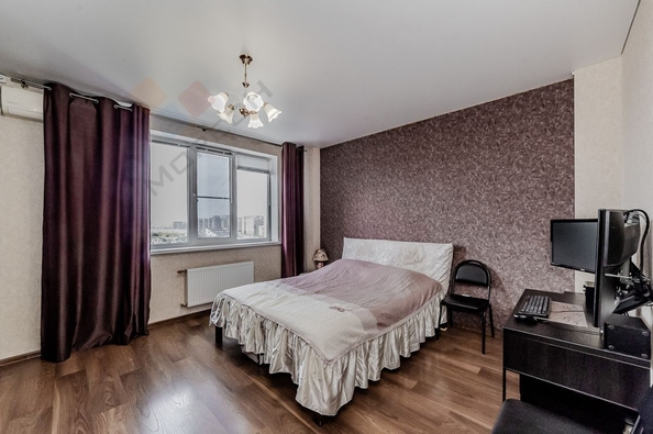 
   Продам 2-комнатную, 67.2 м², Александра Покрышкина ул, 2/2

. Фото 4.