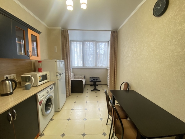 
   Продам 1-комнатную, 37 м², Краснозеленых ул, 14

. Фото 2.