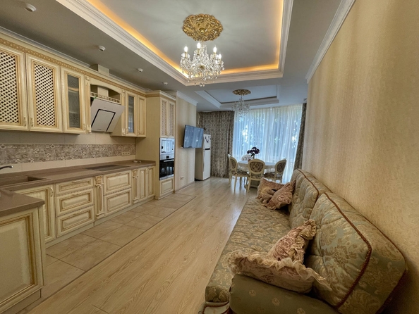 
   Продам 2-комнатную, 77 м², Дмитриевой ул, 5

. Фото 1.