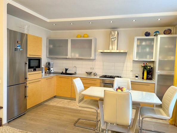 
  Продается 2-комн. квартира, 80.6 м², Закруткина ул, д. 70/2
. Фото 2.
